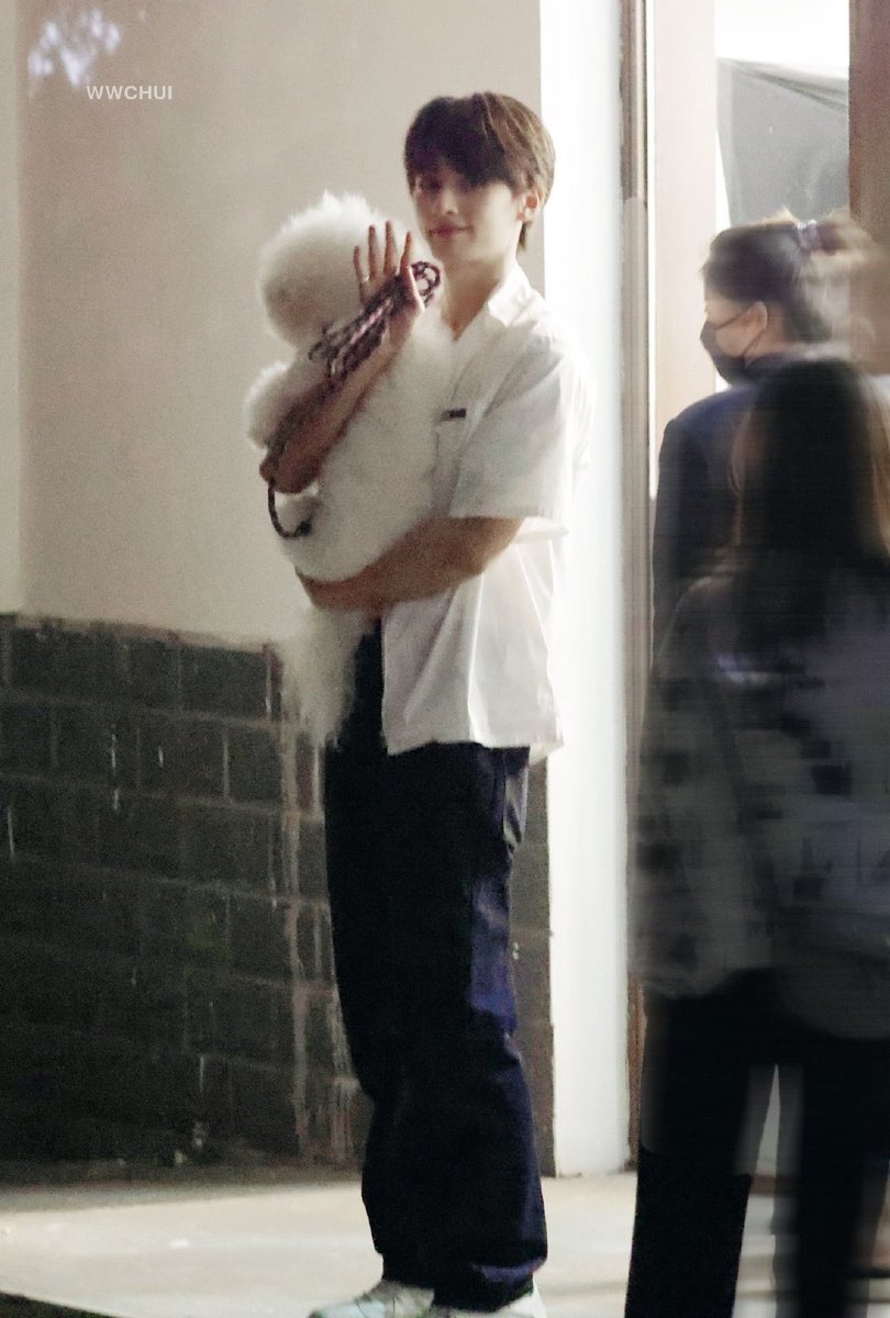 mansehao's tweet image. JUN, who sat outside for 5 minutes despite being told not to since he knew that a lot of fans came to see him didn’t manage to catch a glimpse 🙁 he’s always stayed so humble and is always looking out for his fans, he never changed despite SEVENTEEN being so much more famous now