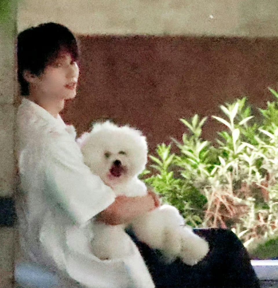 mansehao's tweet image. JUN, who sat outside for 5 minutes despite being told not to since he knew that a lot of fans came to see him didn’t manage to catch a glimpse 🙁 he’s always stayed so humble and is always looking out for his fans, he never changed despite SEVENTEEN being so much more famous now