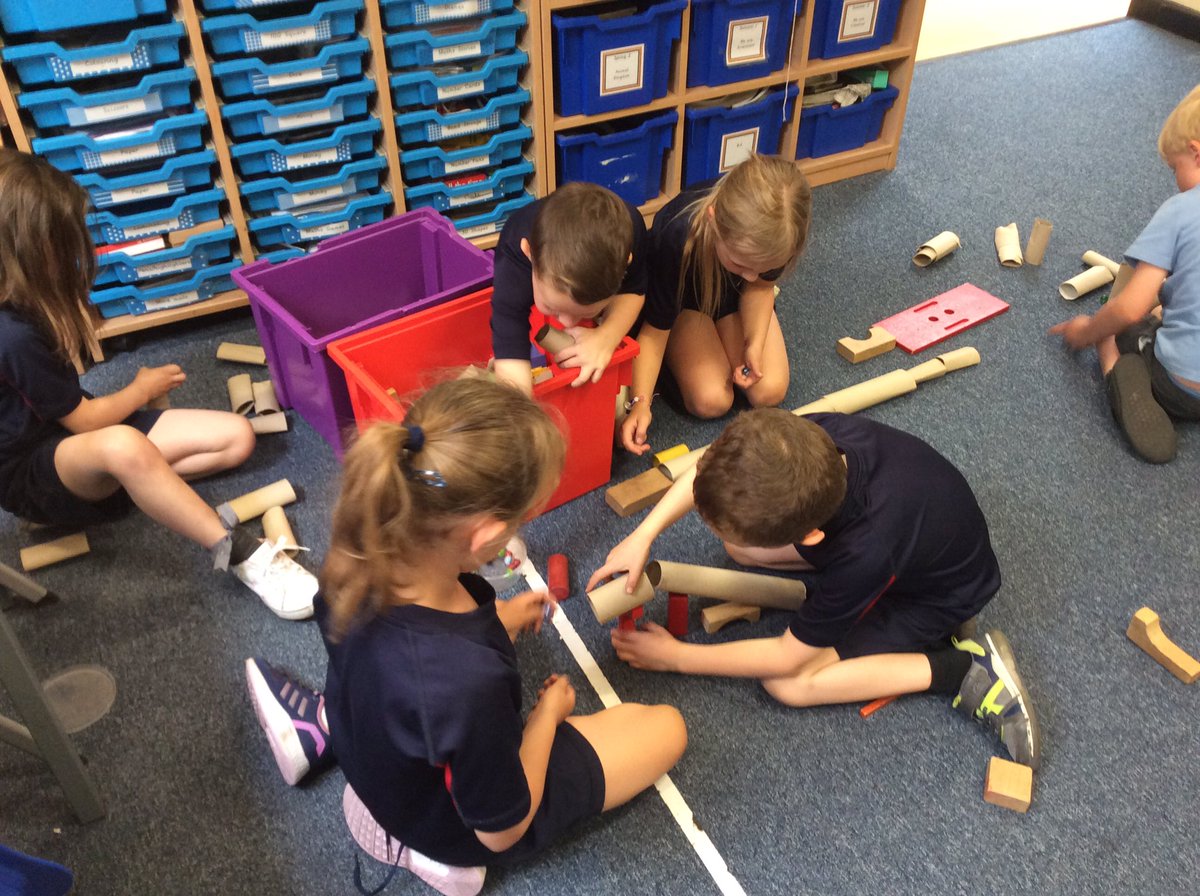 Class3KA_NR's tweet image. We had to find how to join the rolls together so that the marble could pass through! #solvingproblems