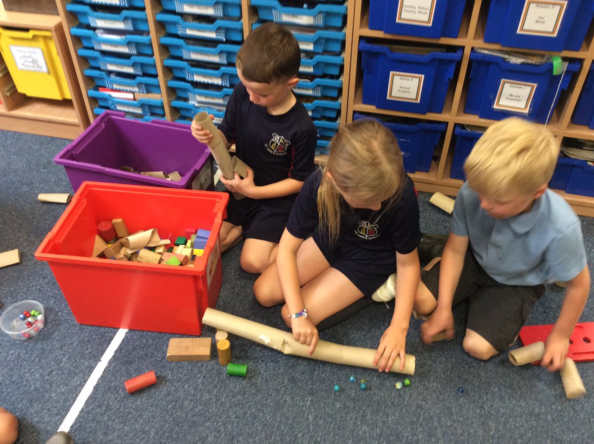 Class3KA_NR's tweet image. We had to find how to join the rolls together so that the marble could pass through! #solvingproblems