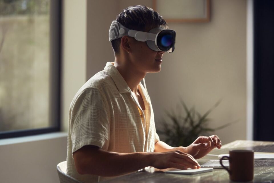 theapplepost's tweet photo. Apple visionOS was called ‘xrOS’ before last-minute change, WWDC23 keynote and developer sessions confirm it https://t.co/Qht5J8Y2Hk by @TomSykes https://t.co/kvXRWvJAaT
