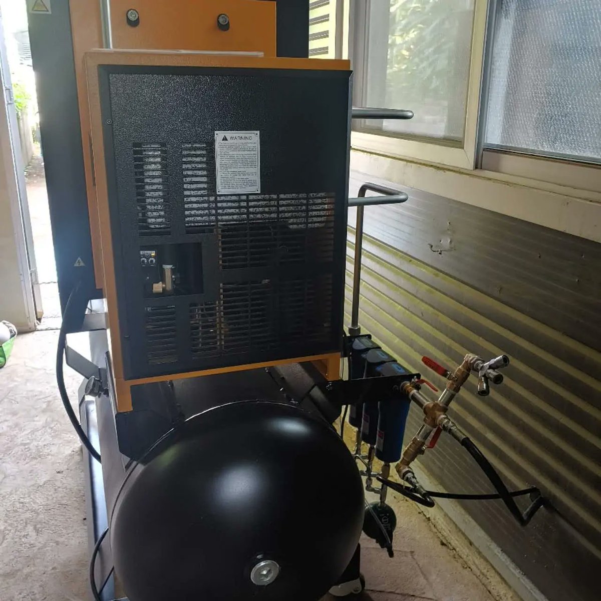 SusanLi18229671's tweet photo. Happy customer received 20hp PM vsd all in one screw air compressor and start production🤩
#giantair #screwcompressor #allonone https://t.co/QVXyoqrWP4