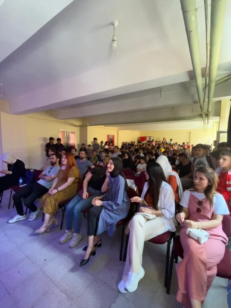 ByknCmhrytoo's tweet photo. Sene sonu müzik dinletimizden kareler.. Sene boyunca gitar kursunda çalışmalarını sürdüren öğrencilerimizi ve öğretmenlerimizi kapsayan ve tüm okul eğlendiğimiz dakikalar yaşandı. Başta müzik öğretmenimiz Ahmet Günaşan'a ve emeği gecen öğretmen ve öğrencilerimize teşekkür ederiz. https://t.co/qU9nKRjJps