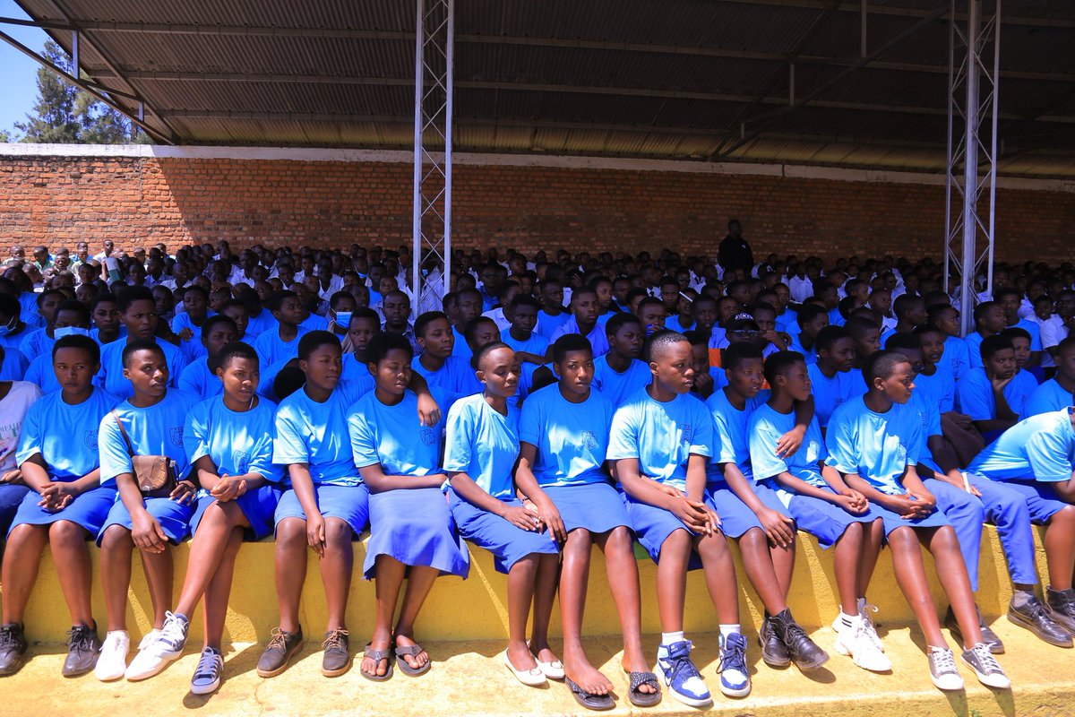 Gihundwee's tweet photo. @Unity_MemoryRw @DrKibiriga @AnnemarieDukuz2 None kuri Stade y'Akarere ka Rusizi mu rwego rw'amashuri yo mu murenge wa Gihundwe @RusiziDistrict habereye gahunda yo Kwibuka ku nshuro ya29 Jenoside yakorewe abatutusi mu Rwanda mu w'1994.Umushyitsi mukuru yari Vice Mayor Af.Sociales https://t.co/sQo4ga4kle