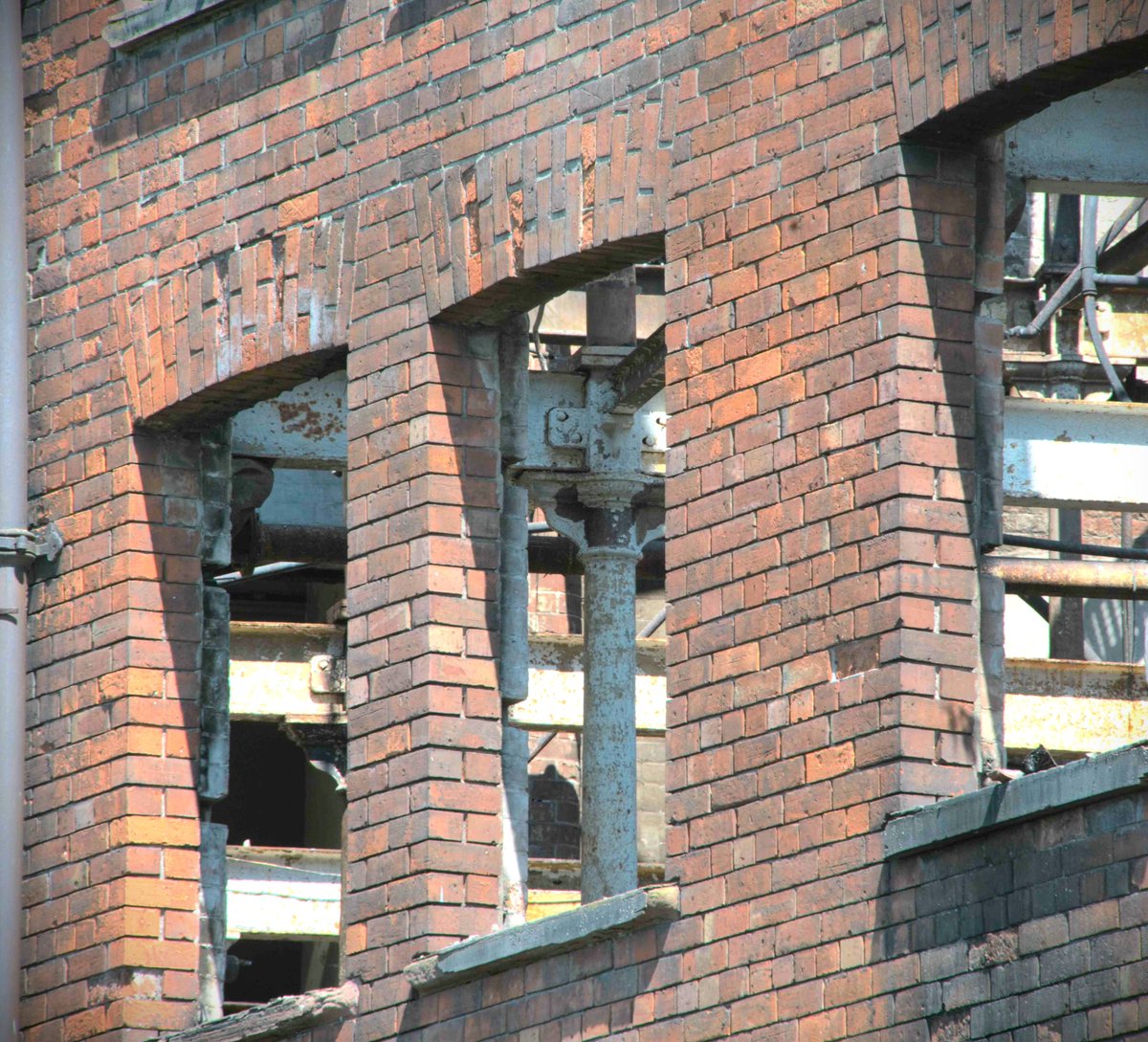 ulsterahs's tweet photo. The recent fire at 166-174 North Street has gutted the rear of the building, exposing beautiful Victorian cast-iron columns and beams in the former warehouse.

Belfast's industrial heritage is a finite resource; it's such a shame to see more of it fall further into ruin. https://t.co/rMRCQ12HqJ