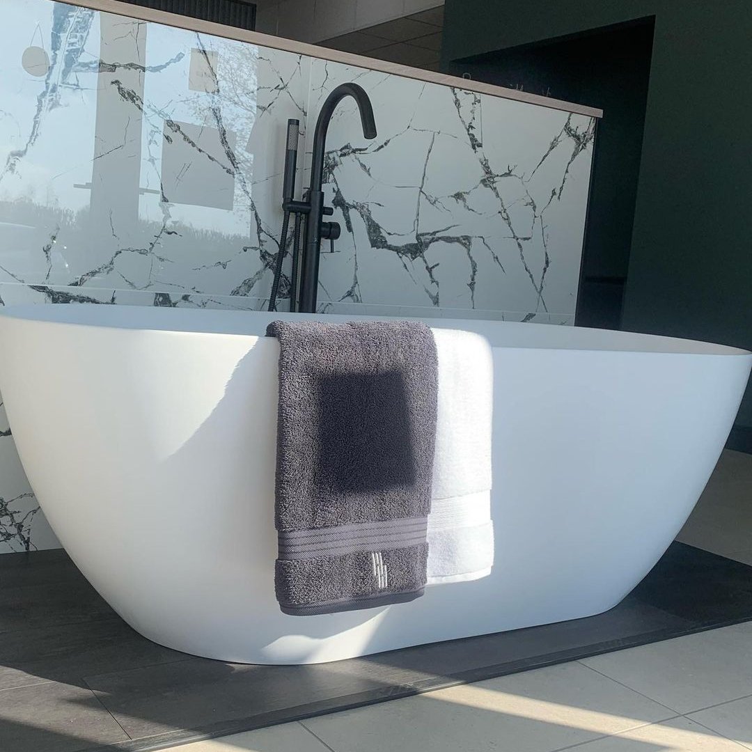 🛀🏻 Sit back and stretch those legs out with this tub from Crosswater, where style meets comfort.

📷 crosswater_uk

#bathroomdecoration #bathroominterior #showerroom #bathroomrenovation #dreambathroom #bathroomdetails #bathroominspo #instabathroom #bathroomdecor #bathroomdecor