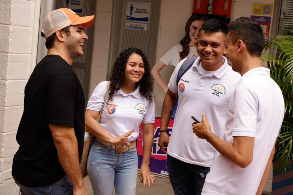 ErasmoZB's tweet photo. Llegué al Instituto Tecnológico San Agustín al Lanzamiento del diplomado Liderazgo Juvenil en la Gestión Pública.

Qué bacano ver tantos jóvenes con ganas de formarse y ser líderes en sus territorios.

¡Muchos éxitos muchachos!👍🏼 https://t.co/onHR9gv4Fu