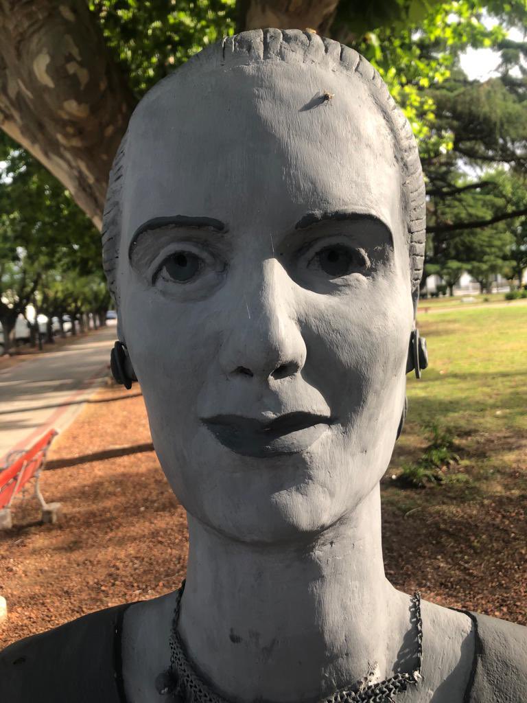 MemyselfIrene2's tweet photo. #SociosDelEspectaculo el escultor no será el mismo que hizo el busto de Evita Frankenstein en General Alvear? 😂😂😂 https://t.co/b8yn1WvWSx