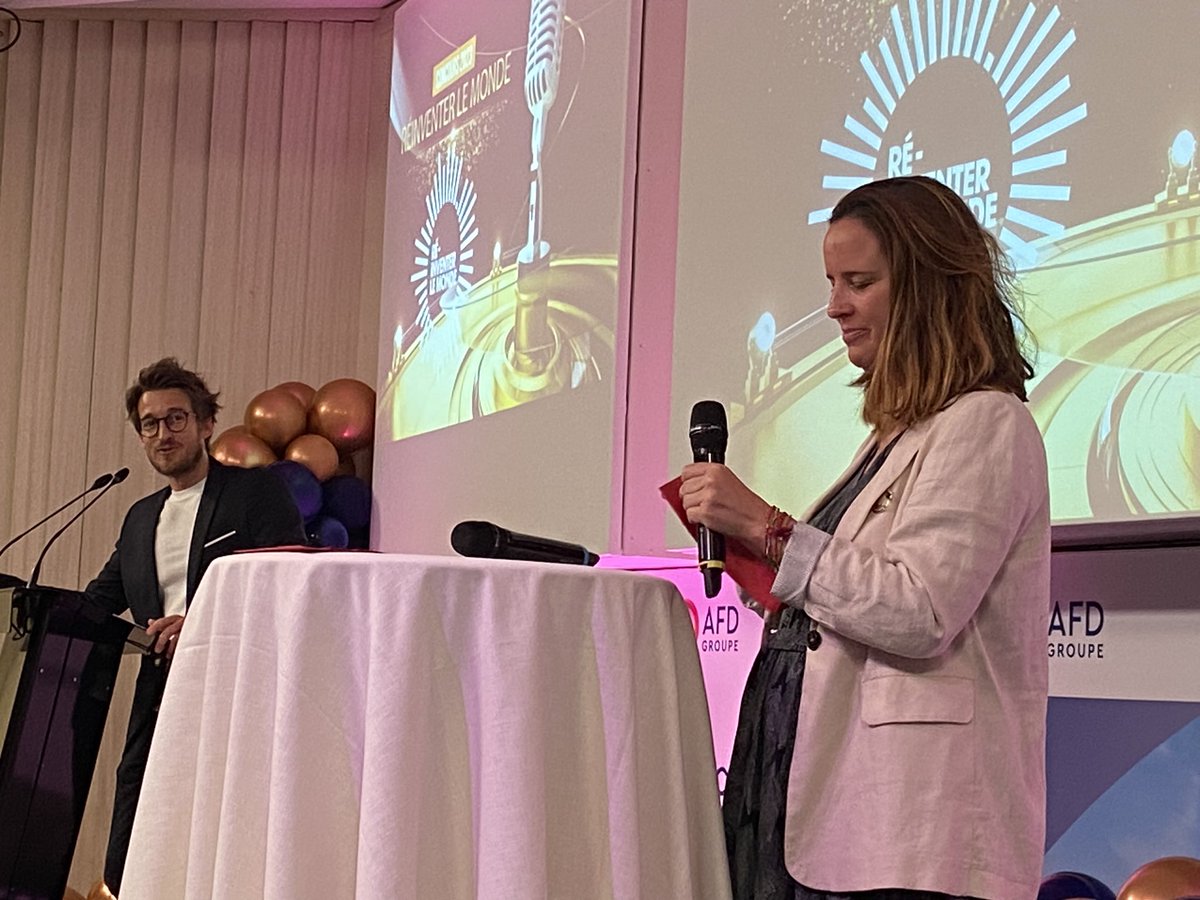 Remise des prix du concours pédagogique « Réinventer le monde » organisé par l’AFD. L’atelier Canopé accompagne les enseignants participant à ce projet avec des formations pour la création des podcasts. En présence de <a href="/LDelmoly/">Laure Delmoly</a> du CLEMI qui fait partie du jury.