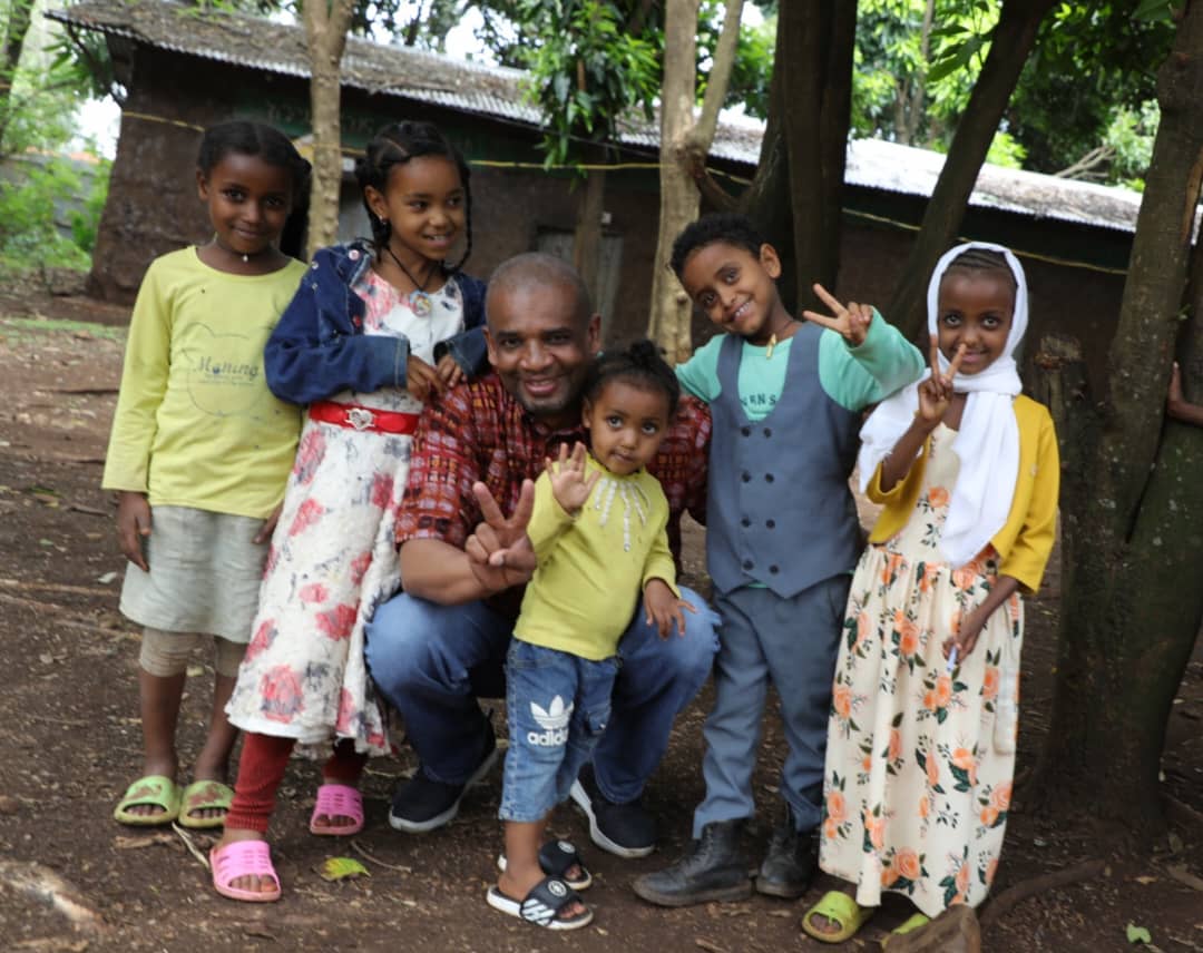 UNICEFEthiopia's tweet photo. UNICEF Rep.@AbouKampo met with Hana, Sofonias, &amp; Saada at Menta Wuha Primary School in the Amhara region, where ongoing reconstructions are directed toward creating a decent learning condition. He also met with community members to discuss the importance of education to children. https://t.co/AE2oYLG6Rd