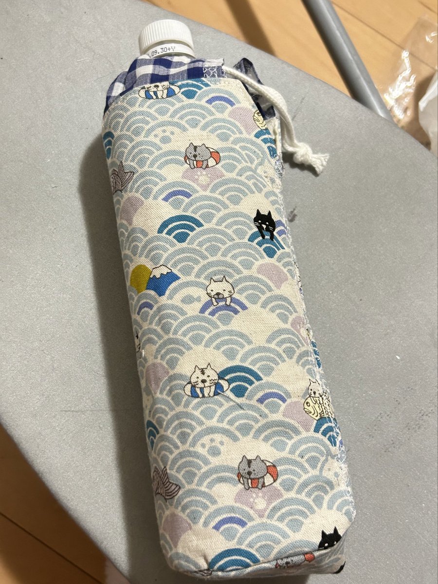 uranusinoshop's tweet photo. #ハンドメイド作品 #ハンドメイド好きさんと繋がりたい #ハンドメイド好きな人と繋がりたい #ハンドメイド作家さんと繋がりたい #ハンドメイド #手作り #ミシン初心者 #有楽主ミシン

可愛い猫の生地🐱でペットボトルカバー作りました♪

水筒カバーのおかげでちょっと上手くできた🤏🎉 https://t.co/1Q2uVWuJ1N