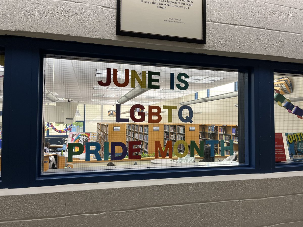 IHHSLibrary's tweet image. The final mosaic of the year has been completed! #Wellness #Collaboration #FunInTheLibrary