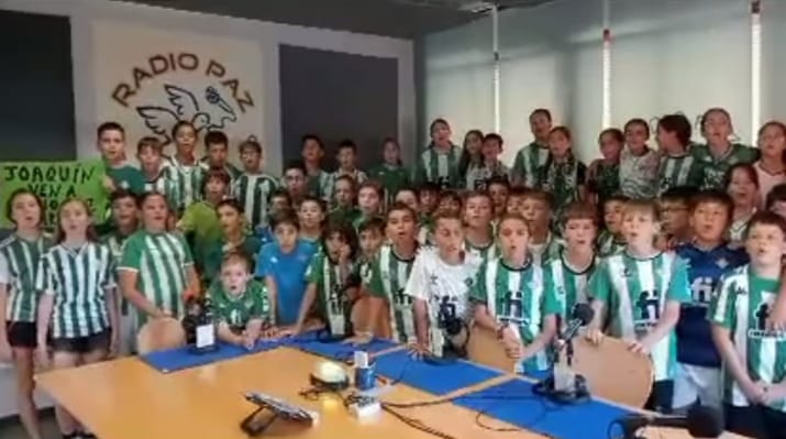 Un amplio grupo de alumnos han acudido este viernes al centro vestidos con camisetas de la entidad verdiblanca para grabar un vídeo en los estudios de la emisora solicitando a la leyenda bética que acepte una entrevista en el colegio. 

#Arahal

medialtv.com/los-ninos-del-…