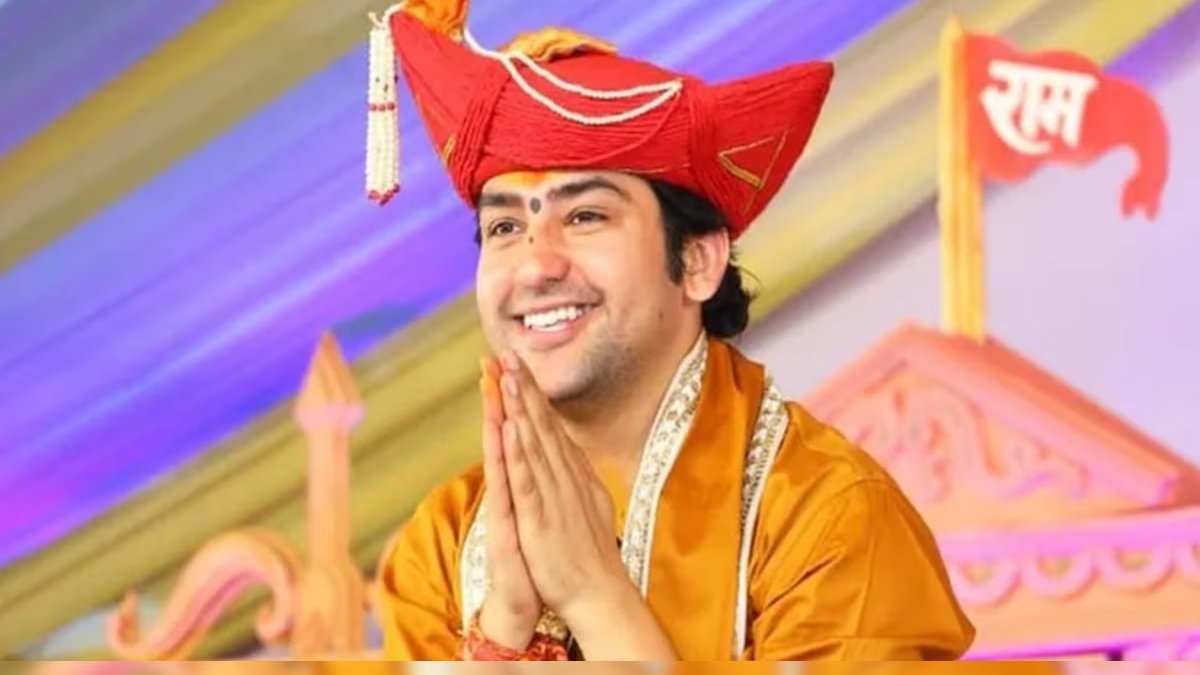 NewsAlgebraIND's tweet photo. BIG - Bageshwar Baba announces to write book on Hinduism to stop religious conversion. He announces to distribute his book free of cost in every school and college of India.

He said that he wants to make children aware of Sanatan Dharma🚩. Follow our handle for more news.

He said this in Madhya Pradesh. Bageshwar baba is quite vocal against Religious conversions🔥.
