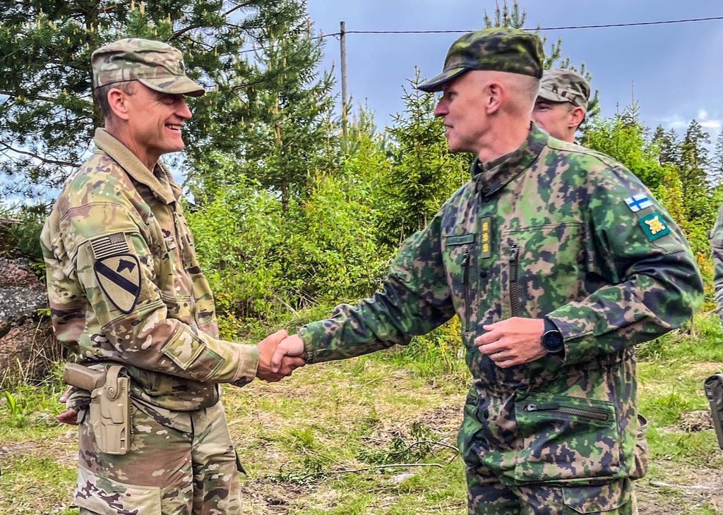 1stCavalryDiv's tweet photo. Lt. Col. Jay Ireland, 1st Battalion, 8th Cavalry Regiment, 2nd Armored Brigade Combat Team battalion commander, recognized and thanked the Finnish soldiers that stood out during #lock23.

#StrongerTogether | #LiveTheLegend | #FirstTeam | @US_EUCOM | @iii_corps | @FORSCOM https://t.co/AQw6E6l9vo
