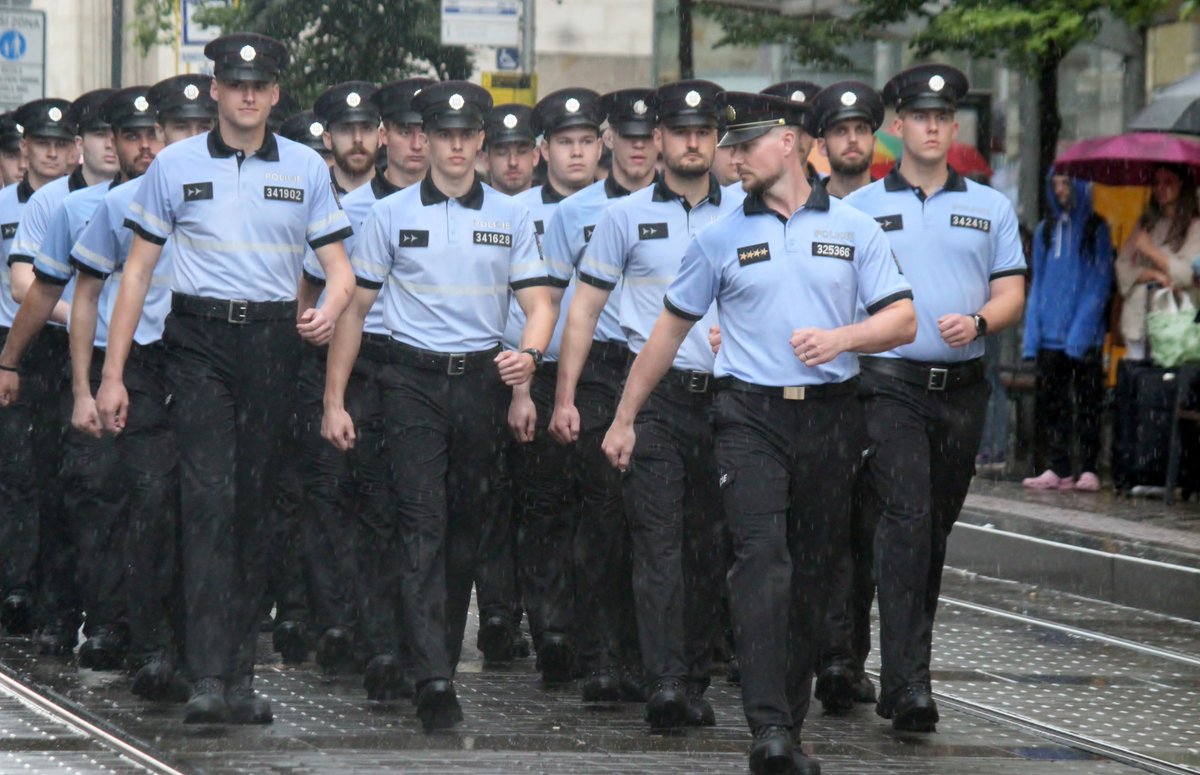 michalhrabal88's tweet photo. Skoro 150 nových policistů složilo v pátek odpoledne služební slib na brněnském náměstí Svobody. Při slavnostním ceremoniálu pršelo. @BrnenskyDenik @PolicieCZ #brno #policie #slib #dest https://t.co/wRs8Vvudej