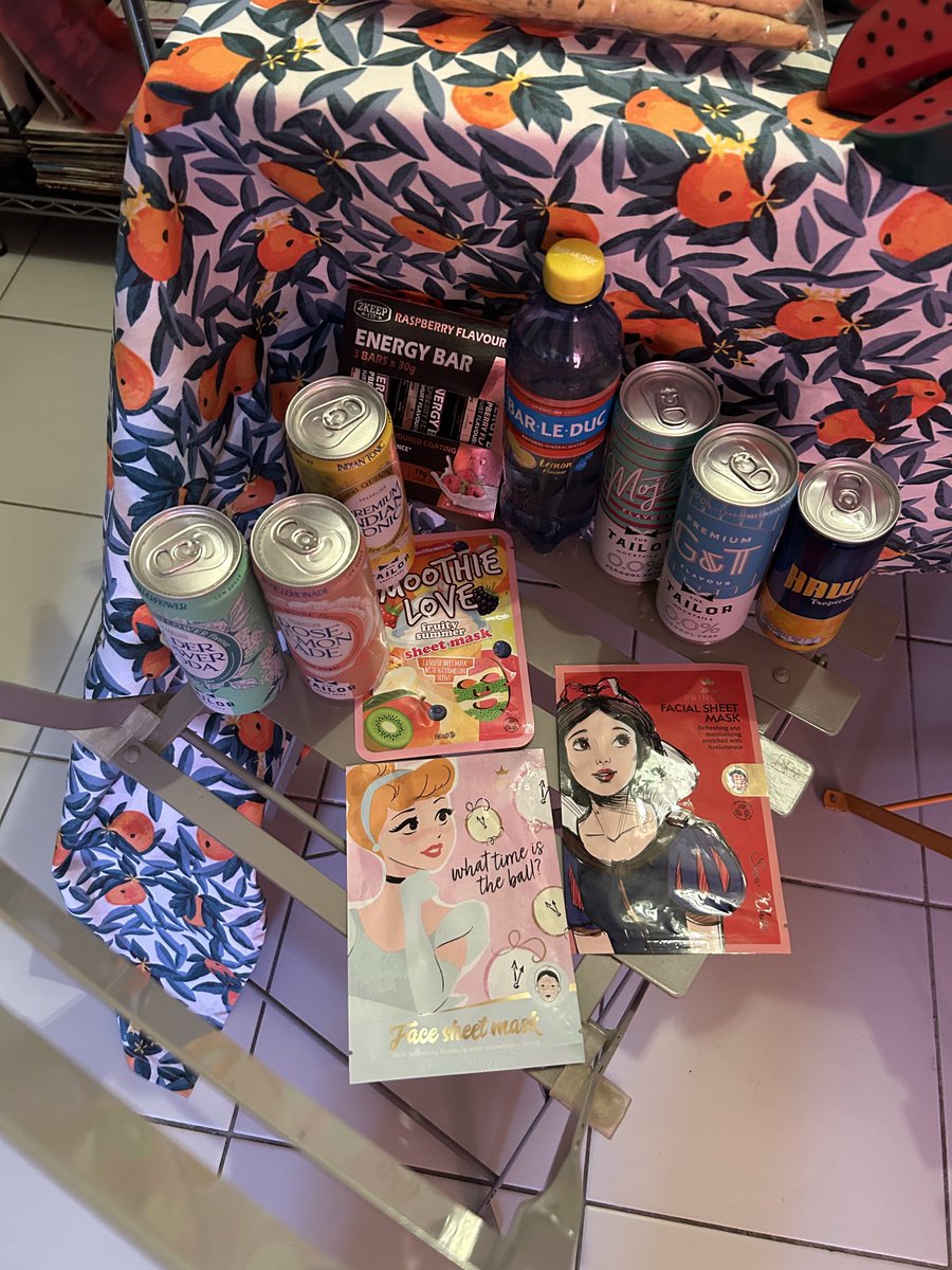 ClorddeWinter's tweet photo. L’actualité étant trop tranchante (jeu de mots pourri !), vous avez besoin dans votre TL de distraction /1.
Voici un #haul de lord de Winter, puisque ça faisait longtemps. Y a de la #boisson #lesboissonsdelorddewinter (bientôt une critique) et des #sheetmasks car #backtobasics.😎 https://t.co/R4dMRtDVdS