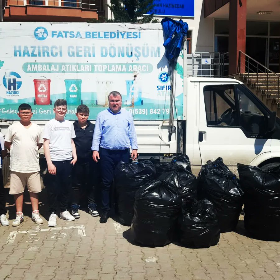 DOGAL_HAYATIKOR's tweet photo. Projemiz  kapsamında okul genelinde düzenlediğimiz geridön��şüm toplama kampanyamızda toplanan tüm plastik şişeleri Fatsa belediye geridönüsüm ekiplerine teslim ettik. Doğal hayatı koru, gelecek için sen de bir adım at. https://t.co/dmyZvmUY0C