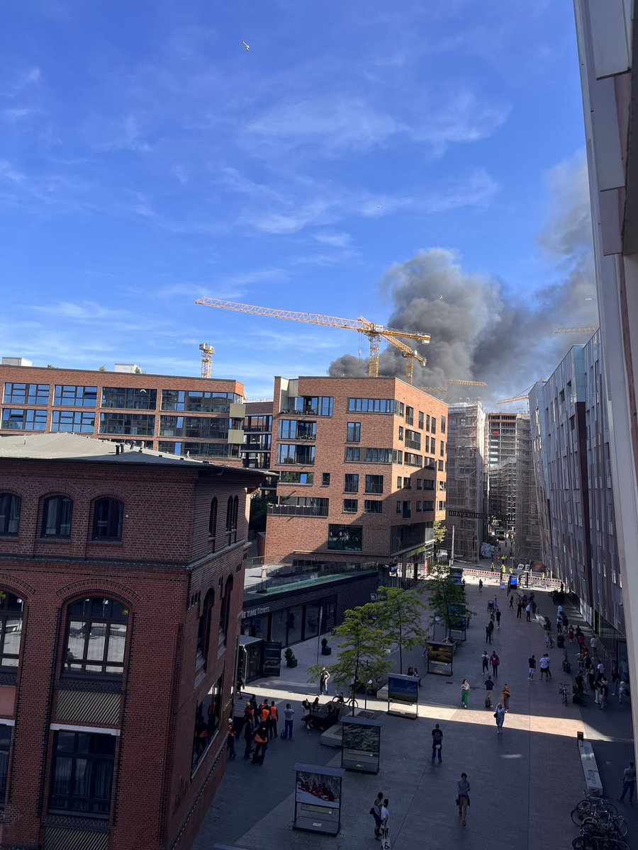 In der HafenCity steigen Rauchwolken hoch nachdem
mehrere Explosionen zu hören waren. #Hamburg