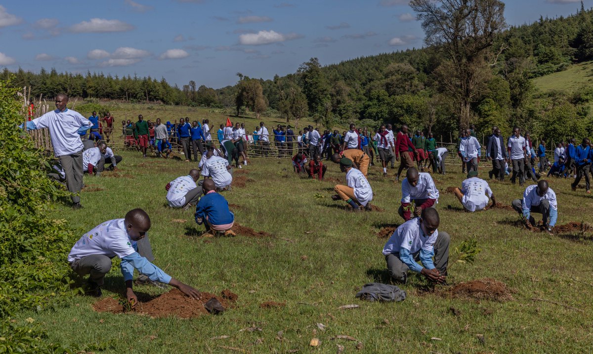 FirstLadyKenya's tweet image. First Lady @MamaRachelRuto today joined learners and members of the local community in Kaptagat for a tree planting exercise at Kaptagat Forest in Elgeyo Marakwet County.