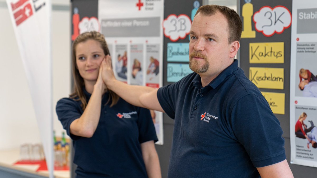 📞⛑️ Bayerns Gesundheitsminister @KlausHoletschek frischte heute beim #BRK seine #ErsteHilfe-Kenntnisse im Rahmen des Kurses #Lebensretter112 in nur 112 Minuten auf. Jede*r kann Leben retten! 💪⛑️ Kostenfreies Online-Seminar: go.brk.de/lebensretter112 @StMGP_Bayern