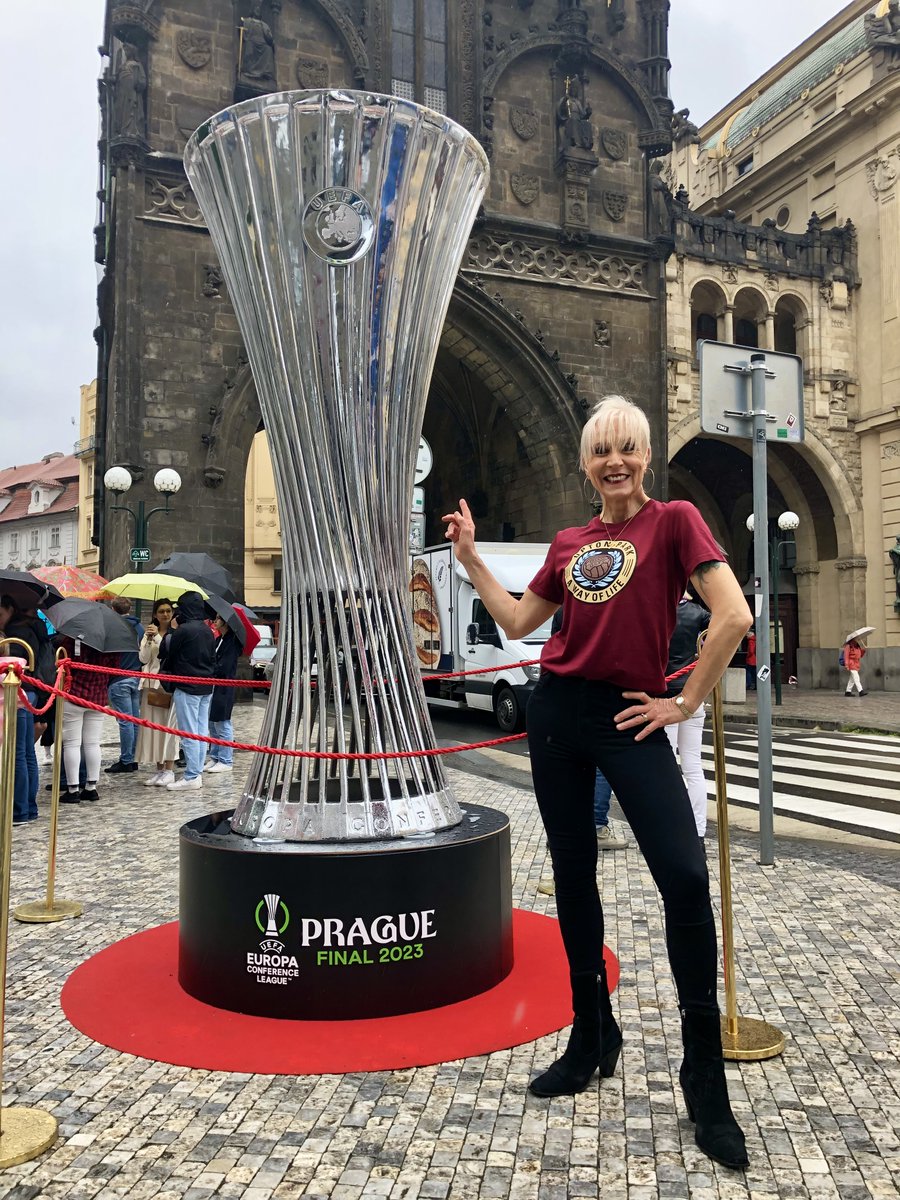 DawnNeesom's tweet image. Bloody love @WestHam That's it. That's the Tweet. Forever ⚒️🫧#WHUFC #WestHamUnited #UECLfinal #Prague #Family #WestHamAreMassive