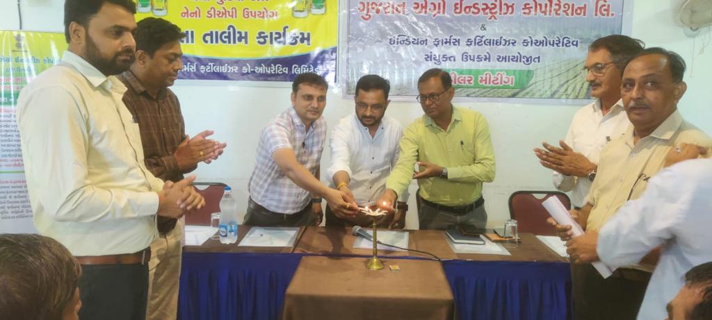 AshwinP93069969's tweet photo. ખરીફ ઋતુમાં નિગમના "એગ્રો ઇનપુટ &amp; નેનો યુરિયા નેનો ડીએપી" વેચાણ અર્થે બનાસકાંઠાના ABC/ASC વિક્રેતા સાથે મિટિંગ. @RaghavjiPatel @DirectorateofA1 @dipst2003 @gaiclofficial @AKRAKESHIAS1 @GujAgriDept https://t.co/Y4dtmRM3Pg