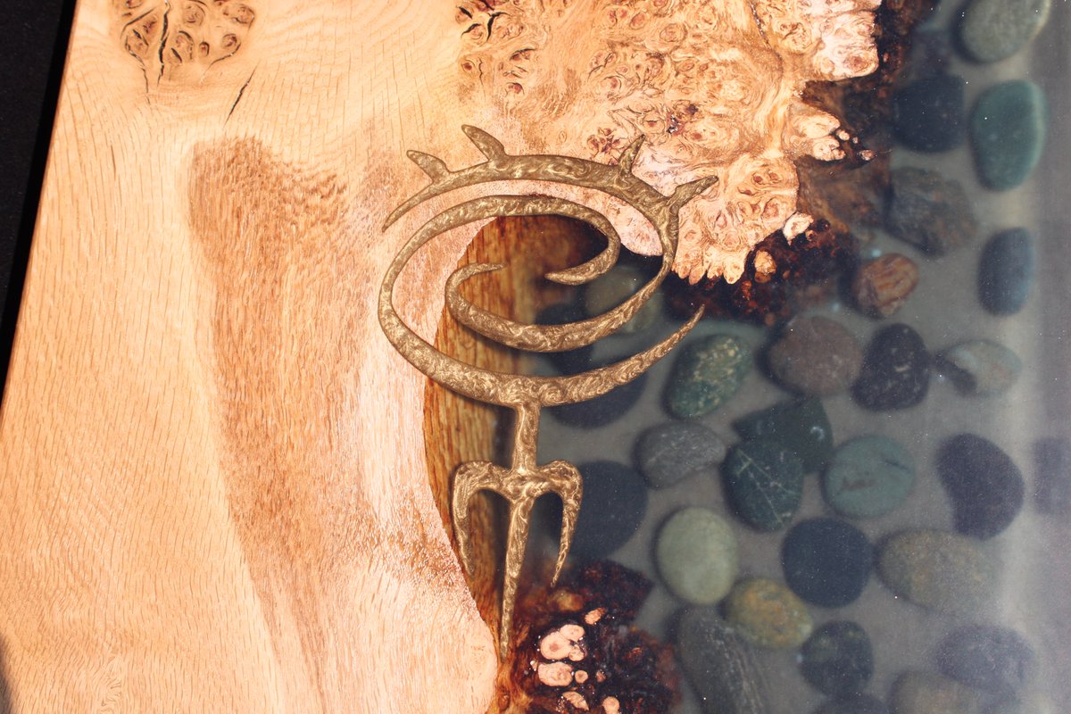 TheEnginarium's tweet photo. Something a little different with this one. Bit of an experiment with a beautiful Oak offcut, sand, stones, and tinted resin. Finished off with a gold powder Idoneth Deepkin symbol. Already working on an improved version.
#WarhammerCommunity #Idoneth #deepkin #woodworking https://t.co/qI6CiPwscq
