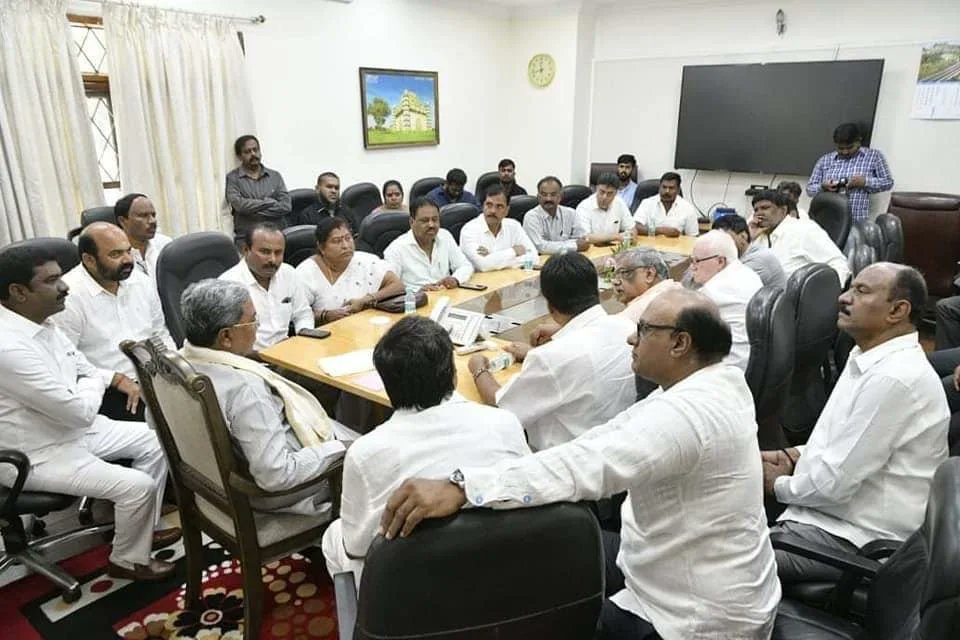 BNMREDDY's tweet photo. ಮುಖ್ಯಮಂತ್ರಿಗಳಾದ ಶ್ರೀ ಸಿದ್ದರಾಮಯ್ಯ ನವರು ಬೆಂಗಳೂರಿನ ಅಭಿವೃದ್ಧಿ ಹಾಗು ಮುಂಬರುವ ಬಿಬಿಎಂಪಿ ಚುನಾವಣೆ ಸಂಬಂಧ ನಡೆಸಿದ ಸಭೆಯಲ್ಲಿ ಬೆಂಗಳೂರಿನ ಎಲ್ಲಾ ಮಾಜಿ ಮೇಯರ್ ಗಳ ಜೊತೆ ಭಾಗವಹಿಸಲಾಯಿತು.
#BNMR #Madivala #MadivalaWard #BTMLayout #INC #INCIndia #TeamBNMR #RLR #MayorsMeet #DCM #Siddaramaiah https://t.co/ngij5cb2Ee