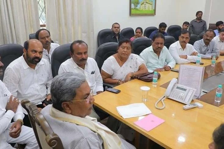 BNMREDDY's tweet photo. ಮುಖ್ಯಮಂತ್ರಿಗಳಾದ ಶ್ರೀ ಸಿದ್ದರಾಮಯ್ಯ ನವರು ಬೆಂಗಳೂರಿನ ಅಭಿವೃದ್ಧಿ ಹಾಗು ಮುಂಬರುವ ಬಿಬಿಎಂಪಿ ಚುನಾವಣೆ ಸಂಬಂಧ ನಡೆಸಿದ ಸಭೆಯಲ್ಲಿ ಬೆಂಗಳೂರಿನ ಎಲ್ಲಾ ಮಾಜಿ ಮೇಯರ್ ಗಳ ಜೊತೆ ಭಾಗವಹಿಸಲಾಯಿತು.
#BNMR #Madivala #MadivalaWard #BTMLayout #INC #INCIndia #TeamBNMR #RLR #MayorsMeet #DCM #Siddaramaiah https://t.co/ngij5cb2Ee