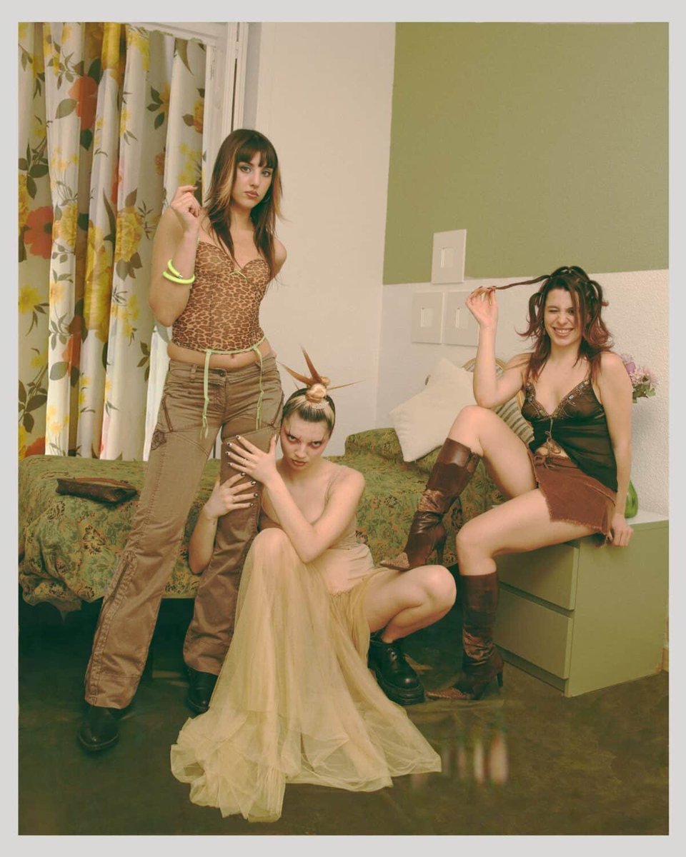 B2BBS, LA GIRLBAND DE LOS RITMOS ROTOS Y DOSMILEROS. Tres djs granadinas que tienen en común un ritmo con ecos de los 2000 que llevarán al <a href="/SonarFestival/">Sónar</a> vein.es/b2bbs-la-girlb…