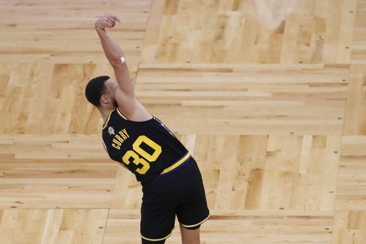 bucketsavenue's tweet photo. Let’s take a look back at what Steph did in last season’s Game 4 with his back against the wall

42 Pts (53/50/89), 4 Asts &amp; 10 Rebs (he’s 6’2!) 

I miss this guy in the finals https://t.co/Szxy1kSrbJ