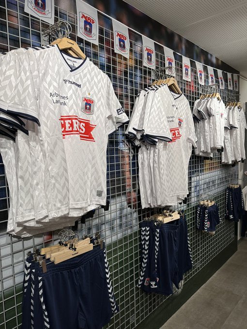 KasperRingtved's tweet photo. @AGFFodbold @AGFFodbold Kan I fortælle om der er forskel i den blå farve på shorts og strømper?? Det ligner på jeres billede at shorts er lyseblå og strømper mørkeblå. Hvilket virker lidt underligt. Her på billedet fra shoppen ser shorts dog også ud til at være mørkeblå. https://t.co/bjLfJZ9goJ