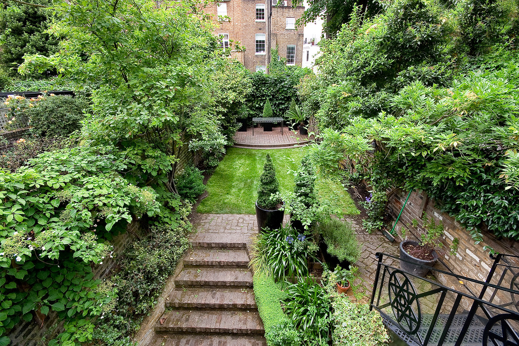 NVPproperty's tweet image. We just had to post this glorious garden with the weather we're having in London right now. It belongs to an equally beautiful 4 bed house available for rent in South Kensington rb.gy/oomkm