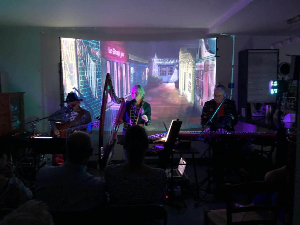 UtopusBand's tweet photo. 🎊 Vous voulez transformer votre salon en salle de spectacle le temps de quelques soirées ? contactez-nous ! 
On tournera ensemble les pages de notre #CarnetDeVoyage📔🧳 https://t.co/RgDngGhqQb