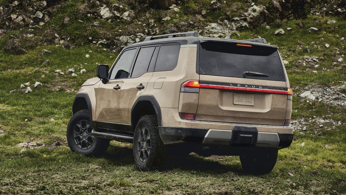 Jalopnik's tweet photo. Lexus Really Nailed The 2024 GX, Huh https://t.co/D2lVRNPcoI https://t.co/mPNXxDsqsI