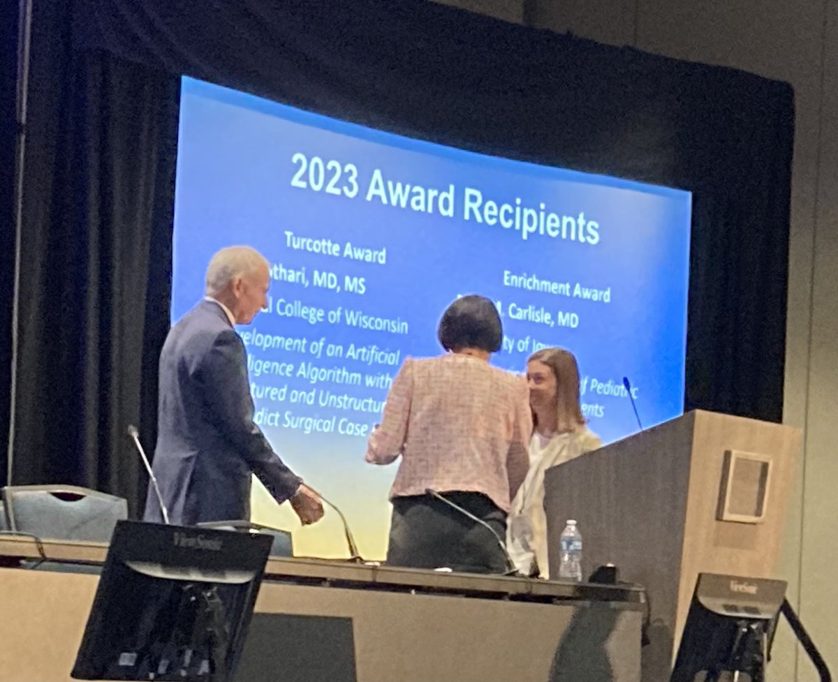 CarlosHFChan's tweet photo. Dr. Erica Carlisle ⁦@UIowa_Surgery⁩ receiving ⁦@CentralSurg⁩ enrichment research award. 💪🏻 👏🍾🥂 https://t.co/3UgwtrOu7V