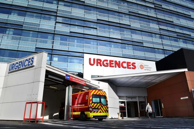 🔴Effondrement de l'hôpital : des gens meurent sur des brancards !

Les services d'urgences sont débordés, l'été qui vient promet le pire. Les soignants, à bout de force, démissionnent.

Face à ça, que fait @FrcsBraun ? Il se dit 'serein'. Et c'est tout. Je l'interpelle ⤵️

1/13