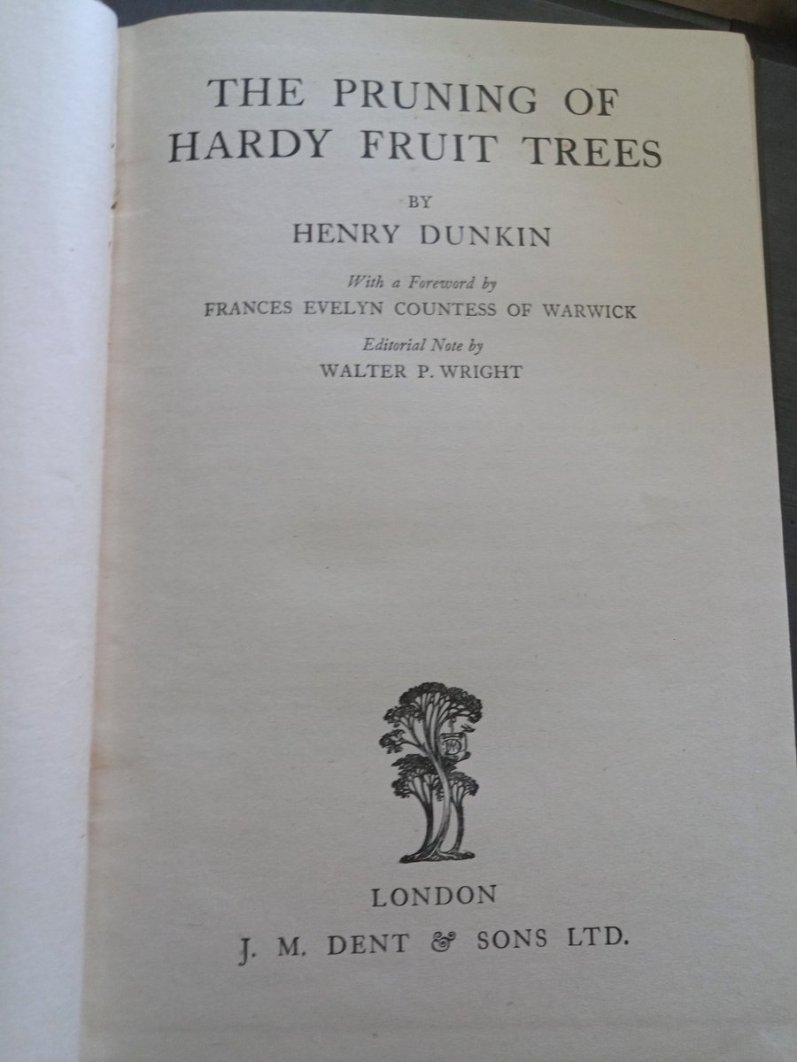 OrchardNotes's tweet photo. One more for the #pomolibrary: 'The Pruning of Hardy Fruit Trees' (1947 reprint) by Henry Dunkin. Very technical, very detailed, very interesting indeed. Sections on Lorette, Modified Lorette, formation pruning, spur thinning and lots more. https://t.co/0VjattA8ZG