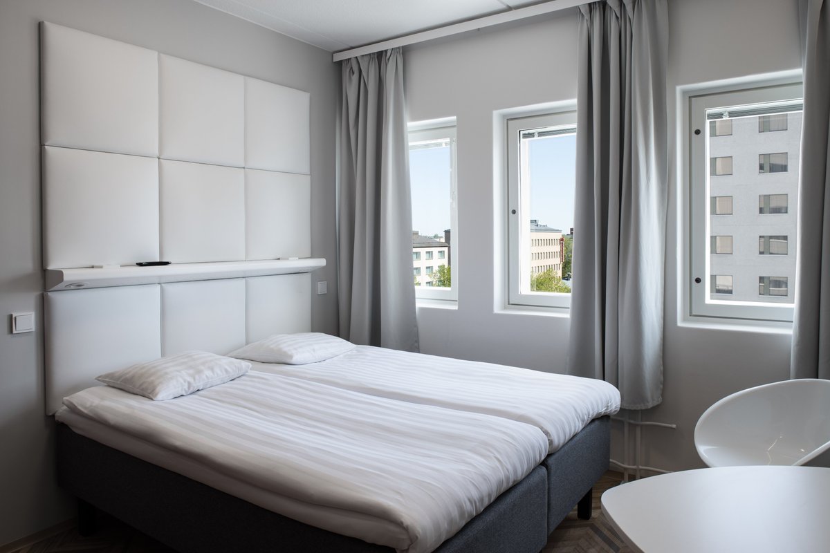 omenahotels's tweet photo. @Jussi_Andelin @riikkavai Täällä edelleen ollaan ja meillä on hotelleja Helsingissä, Jyväskylässä, Porissa, Tampereella, Turussa ja Vaasassa, kaikki aivan kaupungin keskustassa . 🍎 Huoneilmeitä on päivitetty suuressa osassa kohteita, joten toivottavasti emme ole enää kovin tylsiä! ���� https://t.co/OTzIIQxGCu