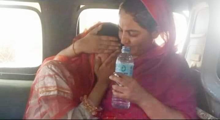 KumarJethanand's tweet photo. پنھنجي اکين سان پنھنجي معصوم نياڻي کي بگھڙن جي وات ۾ ڏسي.

پوء ضرور محسوس ڪجو ته ھي ڪيترو اذيتناڪ لمحو ھوندو آھي.  

#StopForcedConversions #judiciary https://t.co/G1Qtypt5iJ