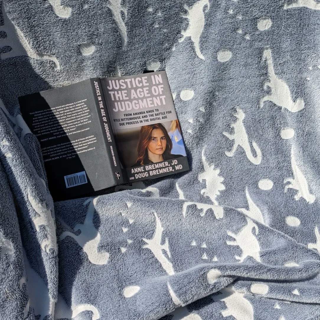 smbslt's tweet photo. #inflated #inflatablecouch ❤️🥰 about 12ish minutes and the new pump didn't overheat once 🤘💪#readingnook the #blanket #dinosaurs #glowsinthedark really bright when super sunny day so expect photos tonight. I also think in the last piccy Luna #cats looks a bit #RonPerlman xxx https://t.co/dT4NYbmvdT