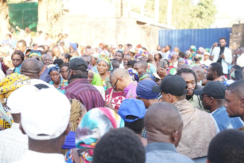 Kilosho03's tweet photo. Serein et confiant, le futur couple présidentiel le PN @moise_katumbi et Maman @carine_katumbi prend part au chemin de la croix parmi des milliers de chrétiens catholiques.

@sdk_dp @HNkongolo @gratieniracan @pacifiquekamal1 @MagloireKabwe @Inamizi2 @LumbiLarry @BlandiaKulaba2 https://t.co/RVjeCWA1MF