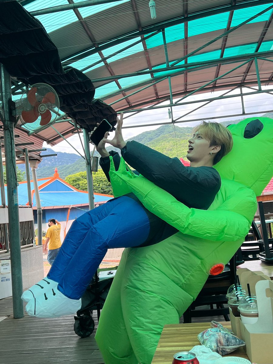 svtranslation's tweet image. 230610 #dokyeom 🌟

⚔️ moong joonghi is this kind of hyung😌

#준냥이_생일이면_캐럿들은_냐아아
#Happi_JUNppi_Day @pledis_17