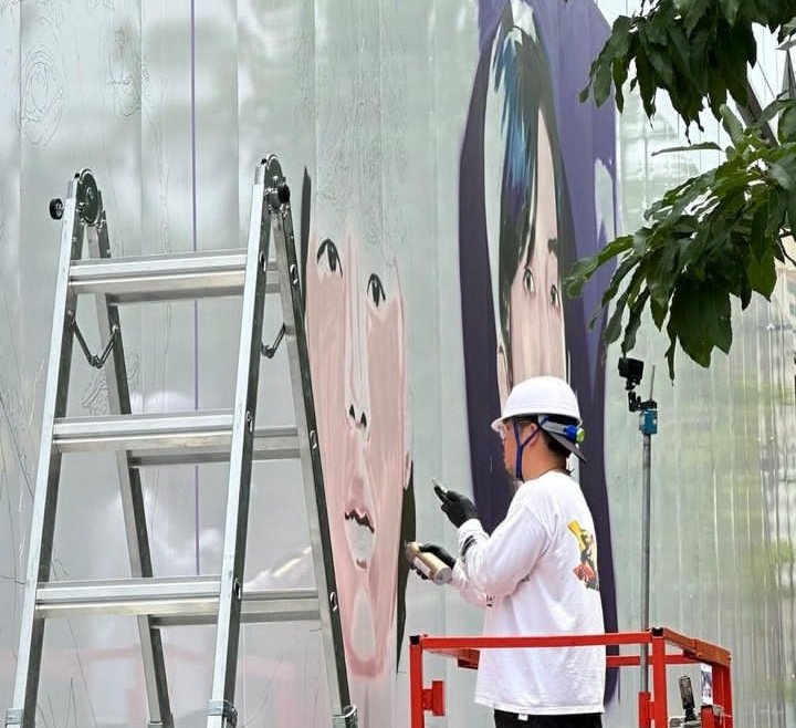 quevelly71062's tweet photo. Foi Iniciada em Seul a criação do Mural que Kim Namjoon solicitou para celebrar o BTS festa 2023. 🥺💜 https://t.co/rFHD9tOEN5