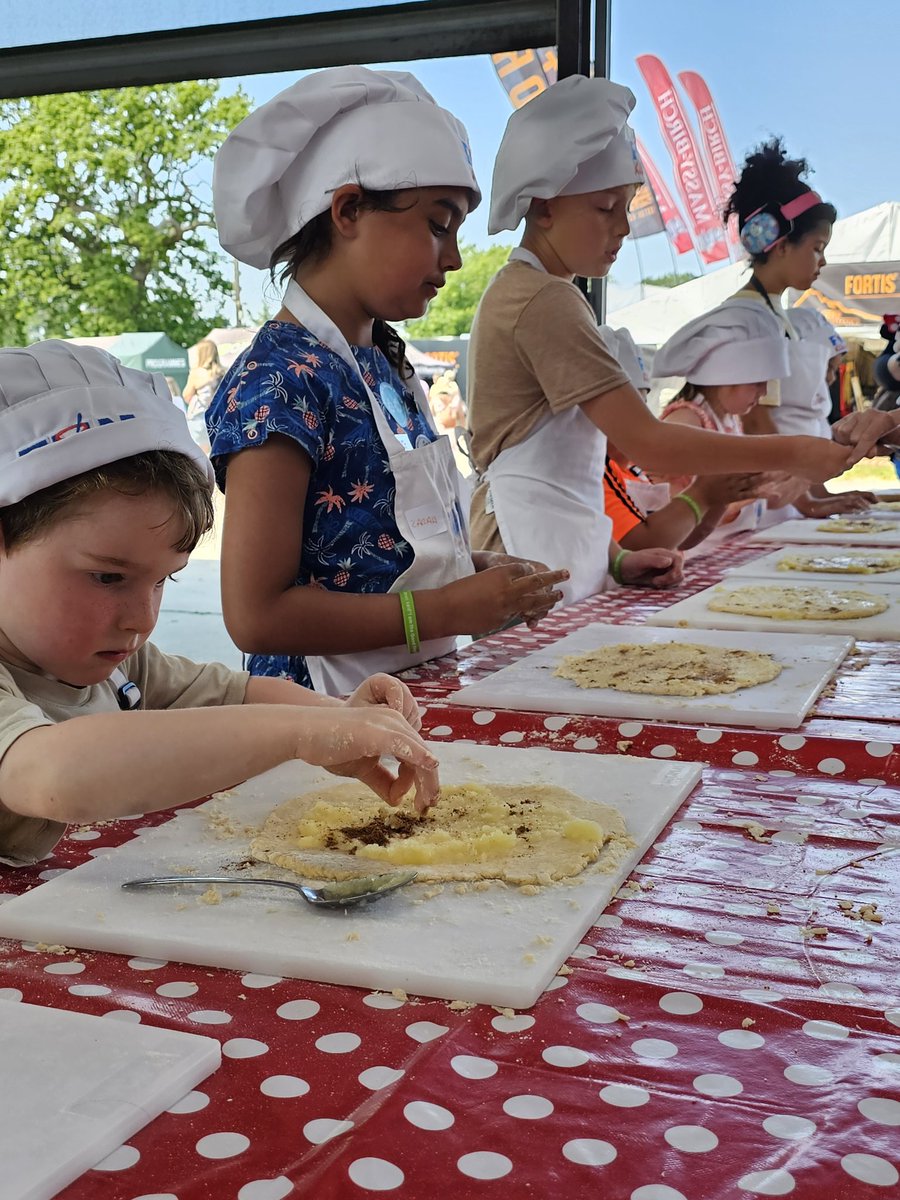 Fab, Foodie Fun in the Southern Sun @SouthEngShows FREE 'Pop Up' cookery workshops for young visitors to the show. Come along and join us on Sat or Sun. We are right in front of the Blue Gate.