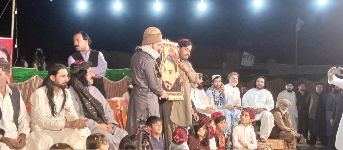 ShahMuhammadKa8's tweet photo. کوئٹہ سمنگلی میں علاقائی جلسہ کے دوران منظور احمد پشتیں کو بنائی گئی تصویر پیش کیا جارہاہے۔ https://t.co/AMB9F7MrQP