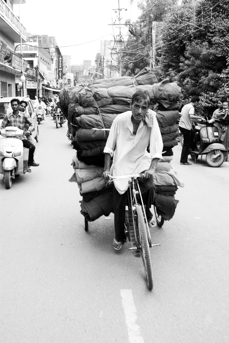 Todays <a href="/DailyRalpha/">Daily Ralphaᵍᵐ</a> spotlight is <a href="/_chilingo/">chilingo.eth</a>

Chilingo is a self-taught artist &amp; street photographer, interested in blending the analytical &amp; the creative, exploring non-verbal communication and the intersection of the physical and the digital.

<a href="/thehugxyz/">JJ</a>: thehug.xyz/artists/chilin…