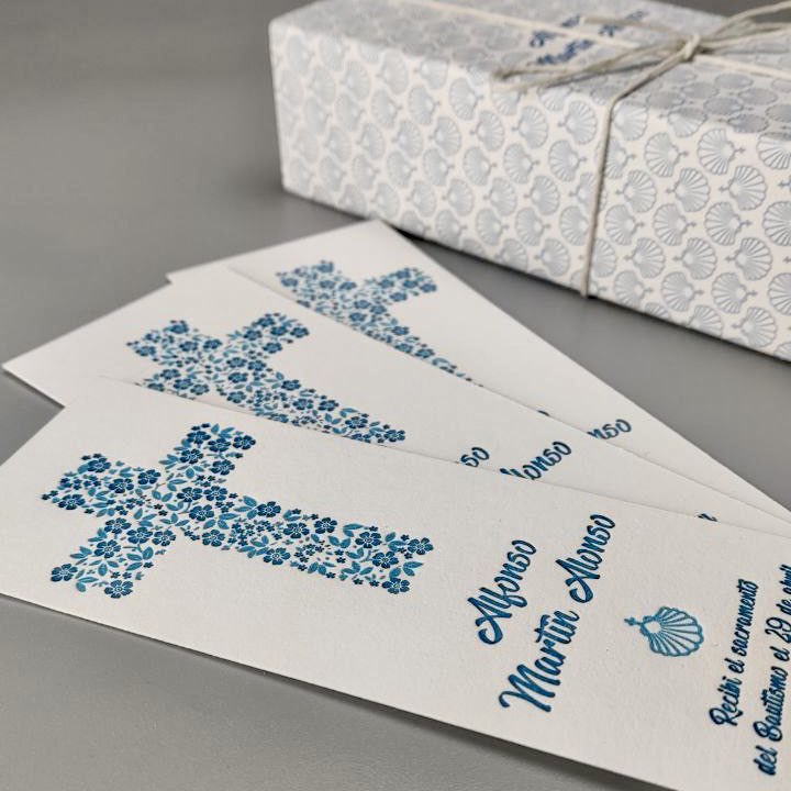 💠 Nos hacen ilusión los recordatorios de bautizo de Alfonso, porque hicimos las invitaciones de boda de sus padres y han vuelto a pedirnos un encargo especial.

Hechos a mano con cariño, dos tonos de azul, materiales ecológicos y bonitos detalles como la cruz de pequeñas flores.