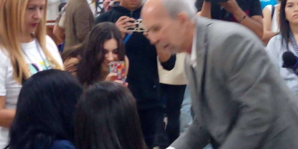 betzaidaamaroe's tweet photo. El profesor @VictorRago_UCV , candidato a Rector, ejerció su derecho al #Voto en la Facultad de Ciencias Económicas y Sociales de la Universidad Central de Venezuela #Consenso
#TransformarParaAvanzar #LiderazgoPositivo #Venezuela https://t.co/uUX6Ty87Of